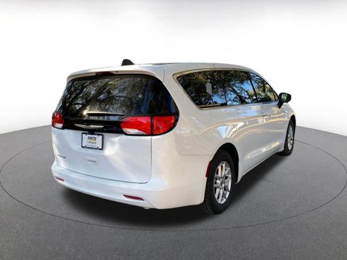 Used 2023 Chrysler Voyager LX image 7