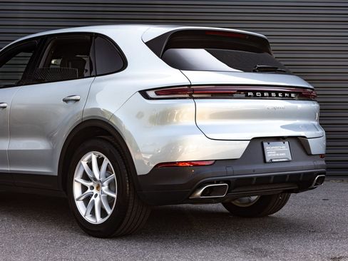 Used 2025 Porsche Cayenne AWD/4WD image 11