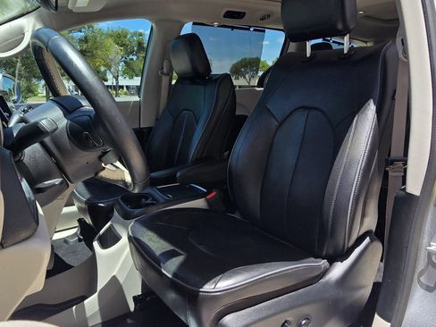 Used 2018 Chrysler Pacifica Limited FWD image 22