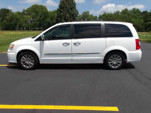 Used 2014 Chrysler Town & Country Touring-L w/ Trailer Tow Group FWD image 11