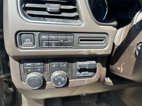 Used 2021 Chevrolet Suburban Z71 w/ Z71 Signature Package AWD/4WD image 16