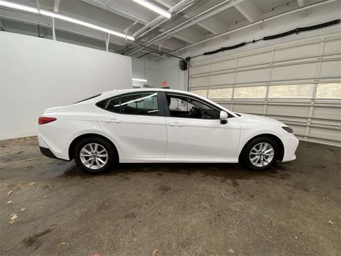Used 2025 Toyota Camry LE image 7