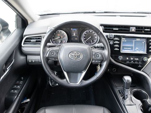 Used 2018 Toyota Camry SE image 2