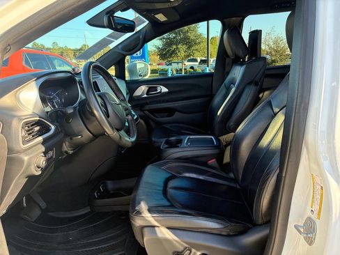 Used 2020 Chrysler Pacifica Touring-L Plus image 10