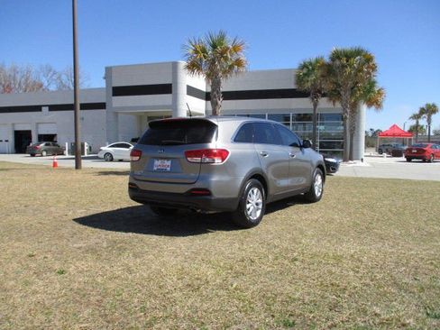 Used 2017 Kia Sorento LX w/ LX Convenience Package image 3