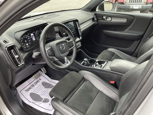 Used 2019 Volvo XC40 T5 R-Design image 18