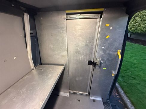 Used 2018 Mercedes-Benz Sprinter 2500 image 21