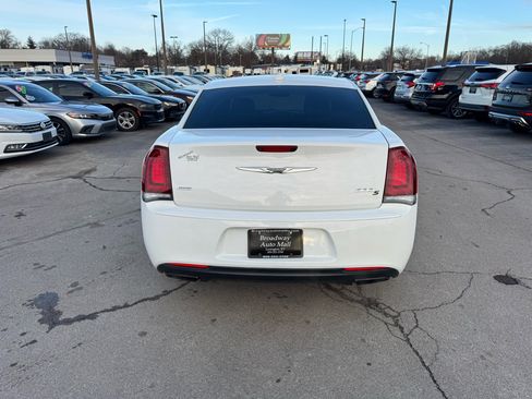 Used 2018 Chrysler 300 S w/ 300S Alloy Edition image 4