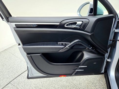 Used 2018 Porsche Cayenne S image 21