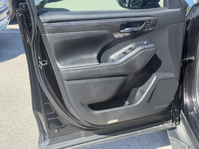 Used 2020 Toyota Highlander Platinum FWD image 32