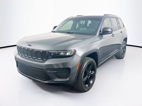 Used 2023 Jeep Grand Cherokee Altitude AWD/4WD image 3