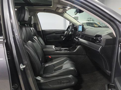 Used 2023 Honda Pilot Touring image 6