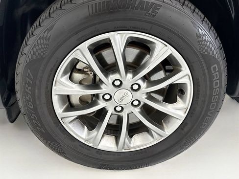 Used 2019 Jeep Cherokee Latitude Plus w/ Comfort/Convenience Group AWD/4WD image 28