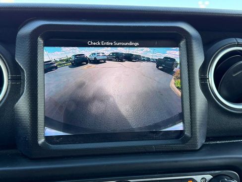 Used 2018 Jeep Wrangler Unlimited Sahara AWD/4WD image 28