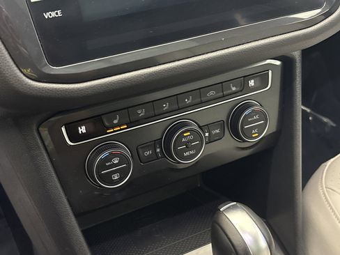 Used 2020 Volkswagen Tiguan SE w/ Panoramic Sunroof Package image 19