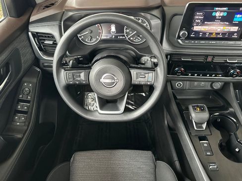 Used 2022 Nissan Rogue SV image 16