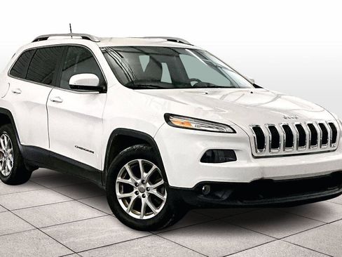 Used 2017 Jeep Cherokee Latitude image 3