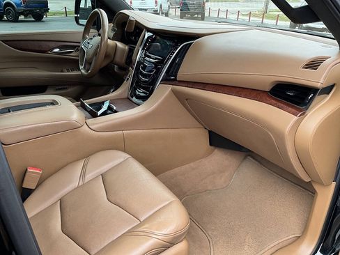 Used 2017 Cadillac Escalade Platinum AWD/4WD image 37