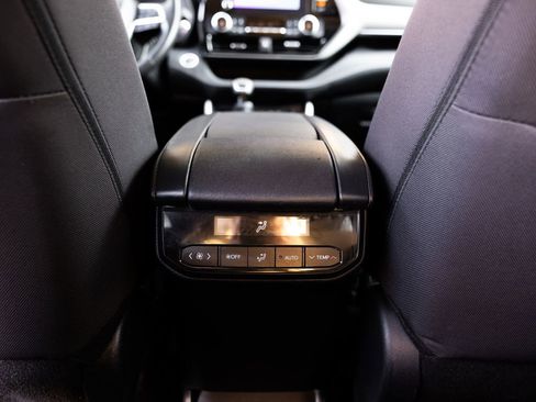 Used 2024 Toyota Highlander LE AWD/4WD image 28