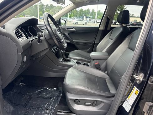 Used 2019 Volkswagen Tiguan SE w/ Panoramic Sunroof Package FWD image 12