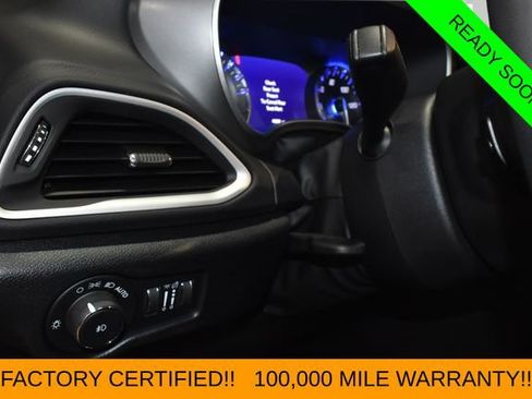 Certified 2025 Chrysler Pacifica Select FWD image 30