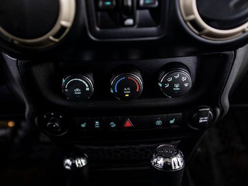 Used 2017 Jeep Wrangler Unlimited Sahara image 30