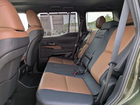 Used 2024 Lexus GX 550 w/ Accessory Package (Z1) AWD/4WD image 14