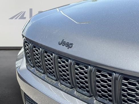 New 2025 Jeep Grand Cherokee Altitude image 11