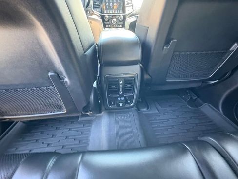Used 2019 Jeep Grand Cherokee Overland AWD/4WD image 26