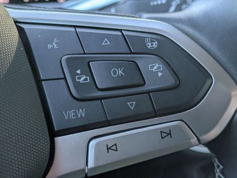 Used 2025 Volkswagen Taos SE image 16