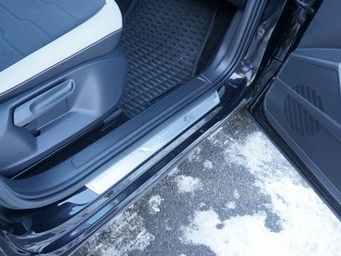 Certified 2025 Volkswagen Taos SE w/ Panoramic Sunroof Package image 61