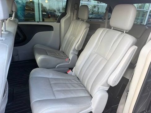 Used 2013 Chrysler Town & Country Touring-L w/ Driver Convenience Group FWD image 5