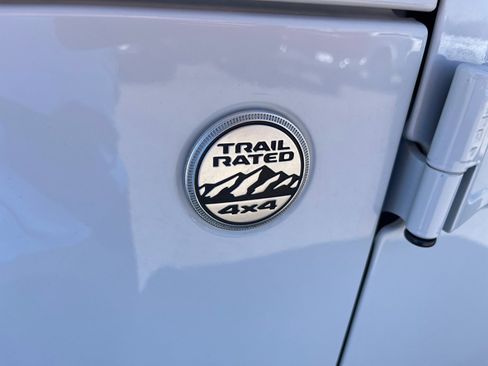Used 2020 Jeep Gladiator Overland AWD/4WD image 24