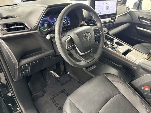 Used 2025 Toyota Sienna Platinum image 25