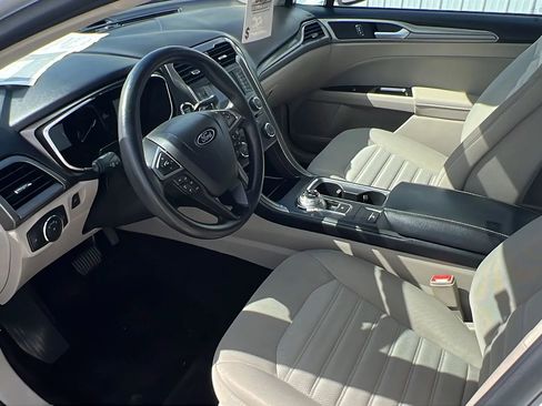 Used 2017 Ford Fusion SE FWD image 13