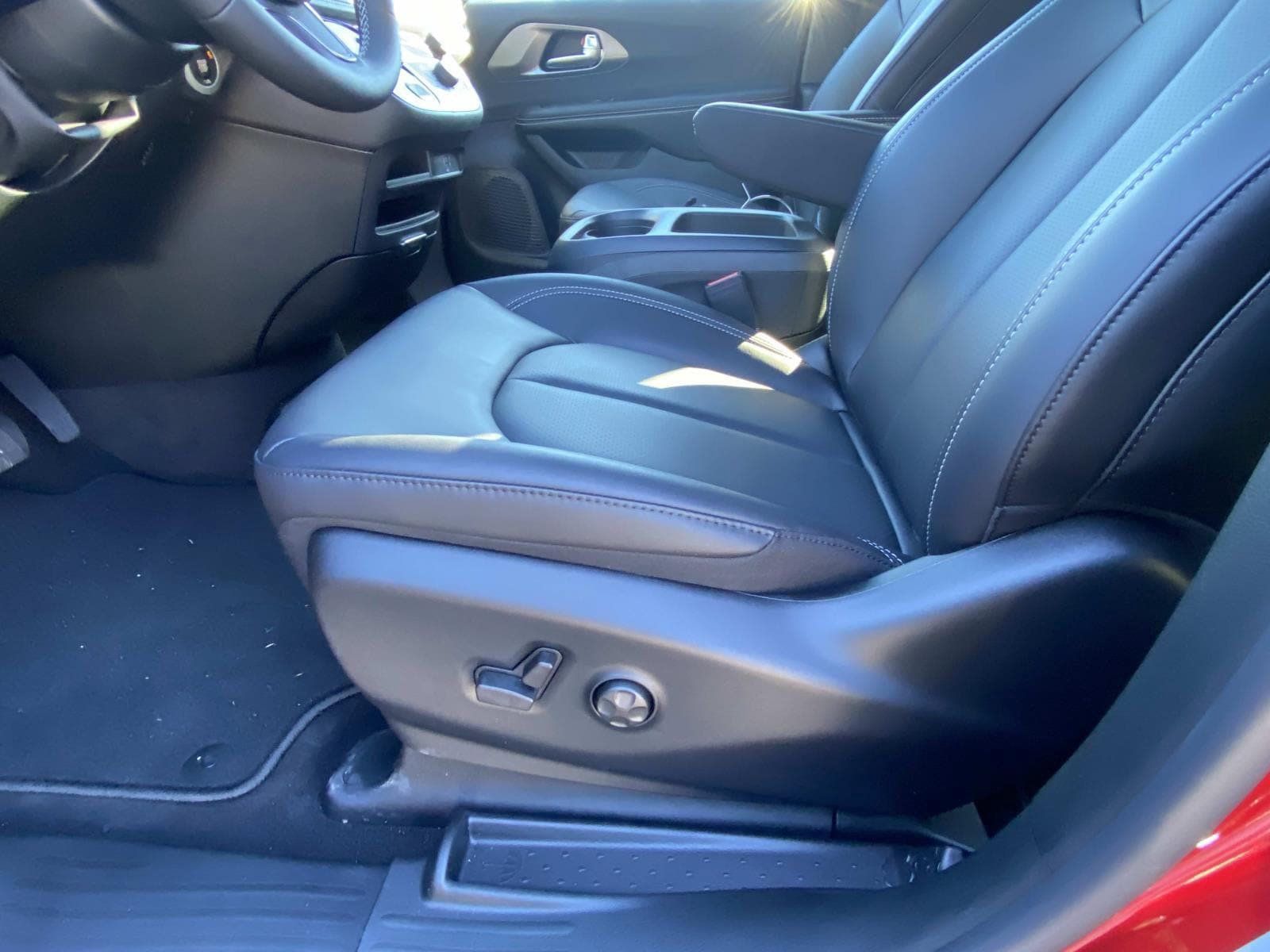 New 2026 Chrysler Pacifica Select FWD image 10