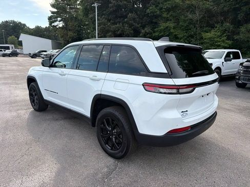 Used 2025 Jeep Grand Cherokee Altitude AWD/4WD image 5