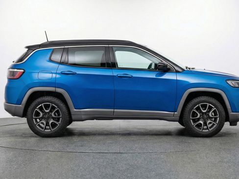 Used 2025 Jeep Compass Trailhawk AWD/4WD image 9