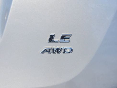 Used 2018 Toyota RAV4 LE image 8