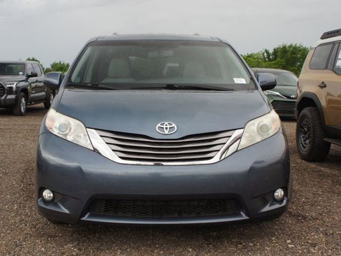 Used 2017 Toyota Sienna XLE w/ XLE Navigation Package FWD image 5