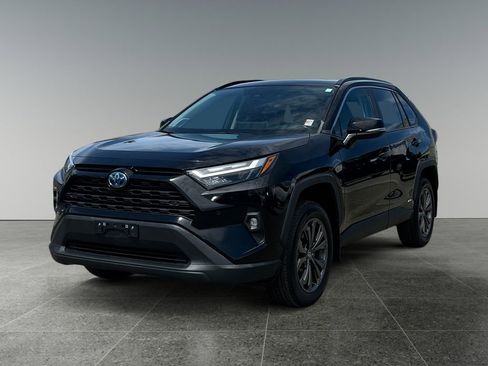 Used 2022 Toyota RAV4 XLE Premium image 4