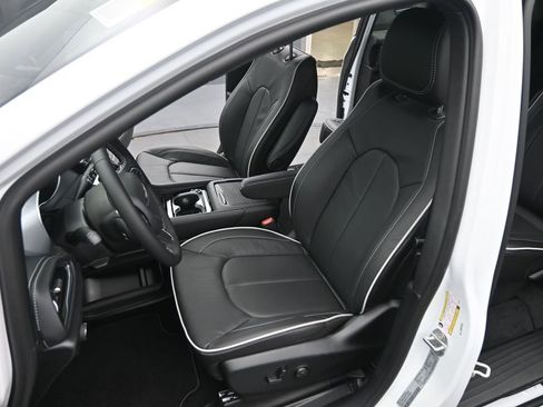 New 2026 Chrysler Pacifica Limited image 11