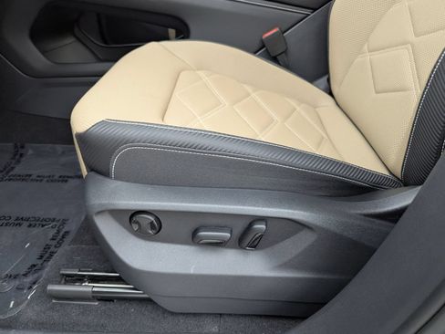 Certified 2025 Volkswagen Atlas Cross Sport SE FWD image 19