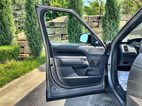 Used 2025 Land Rover Discovery S image 17