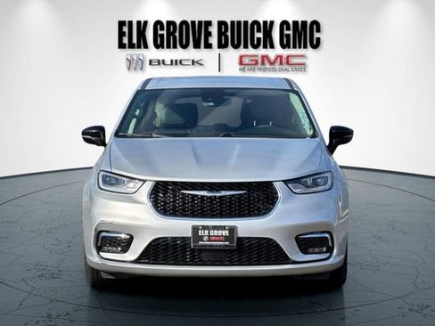 Used 2024 Chrysler Pacifica Touring-L image 9