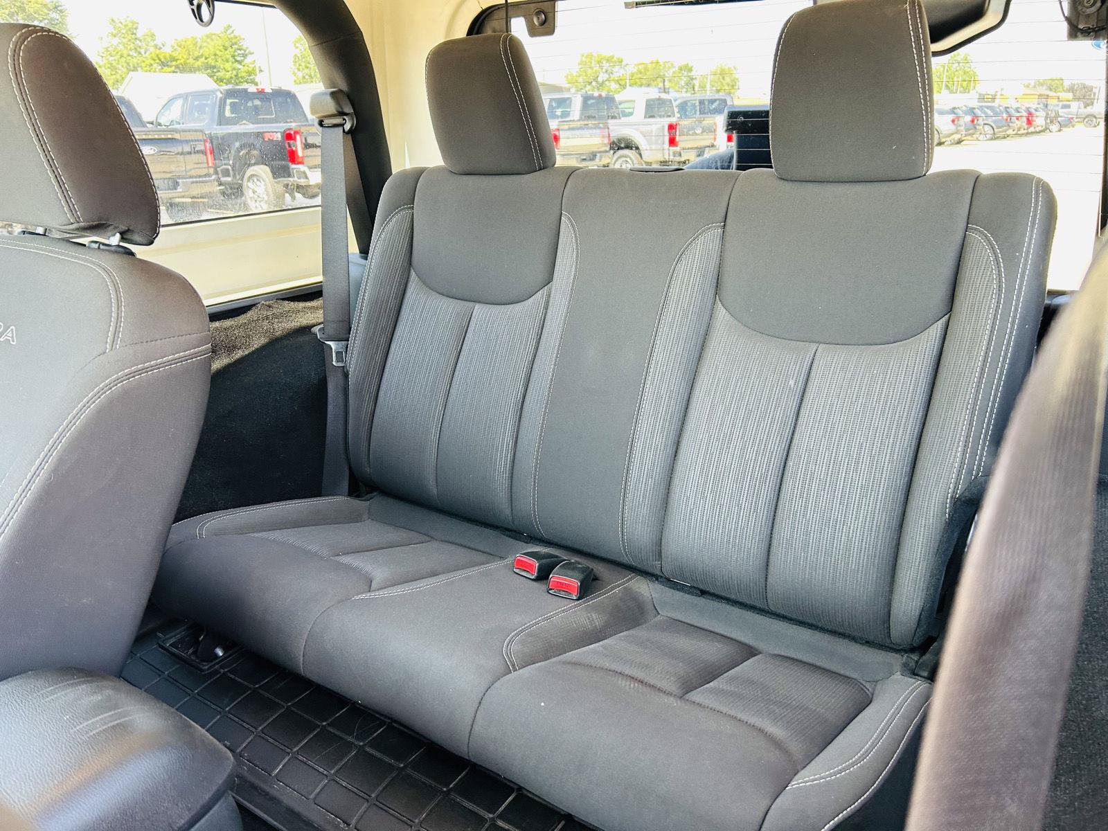 Used 2017 Jeep Wrangler Sahara w/ Connectivity Group AWD/4WD image 17