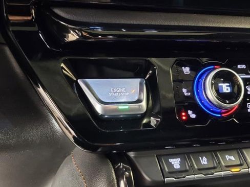 Used 2025 GMC Sierra 2500 AT4 image 28