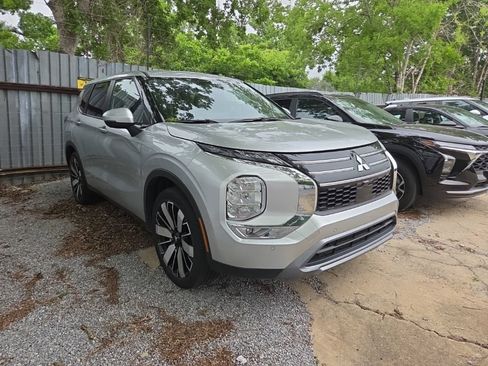 Used 2025 Mitsubishi Outlander SE FWD image 6