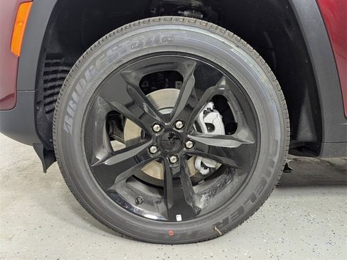 New 2025 Jeep Grand Cherokee Altitude image 9