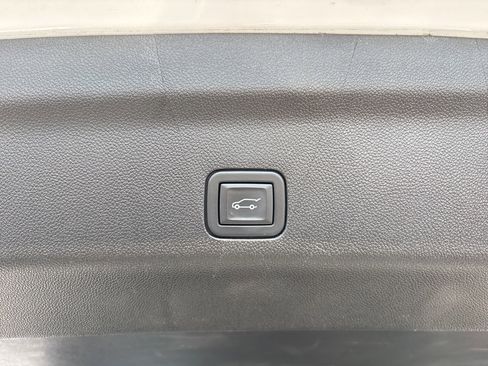 Used 2023 Chevrolet Suburban Premier image 31